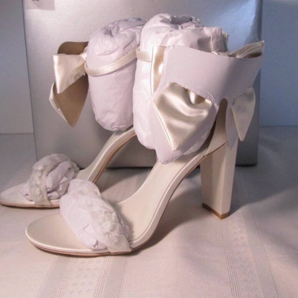 Oleg Cassini Melanie Ivory Satin Bow Block Heel with Crystal Strap NWT Size 9 - Picture 5 of 6